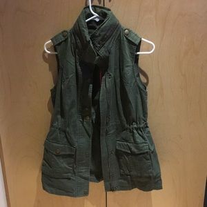 Market & Spruce vest